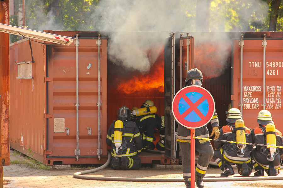 Der er gang i overtændingscontaineren på brandskolen i Hamburg. Foto: Henning Svensson