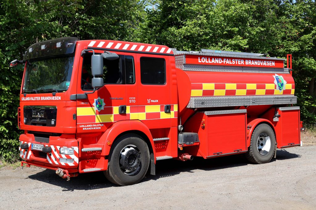 Typisk Falck tanksprøjte på MAN TGM 18.290. Station Stokkemarke. Bemærk vanddysser og udtag til c-slange på fronten. Foto: Claus Mortensen