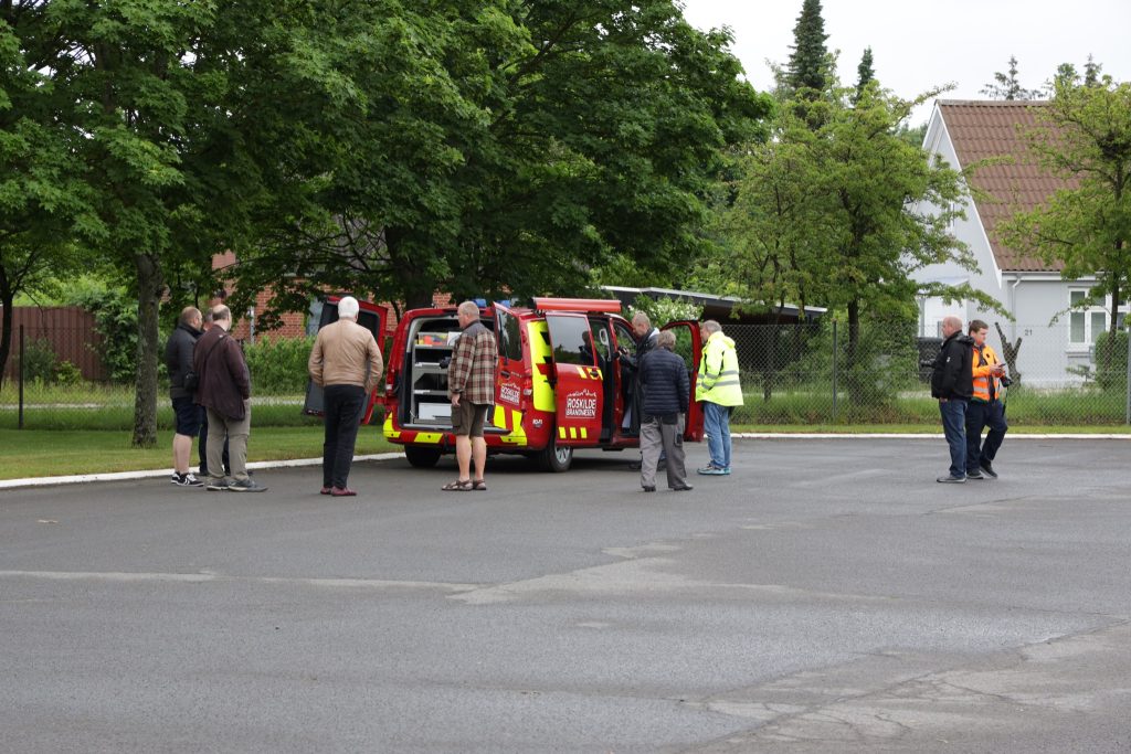 Den nye indsatslederbil blive gennemgået. Foto: Henning Svensson