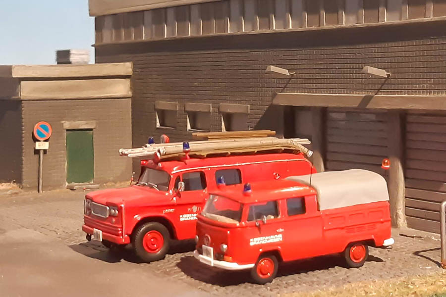 Københavns Brandvæsens station Prøvestenen med sprøjte og færdselsvogn fra midt 1970'erne.  Dioramaet er fremstillet af den legendariske modelbygger Preben Larsen. Modelbiler og foto af Steffen Lund.