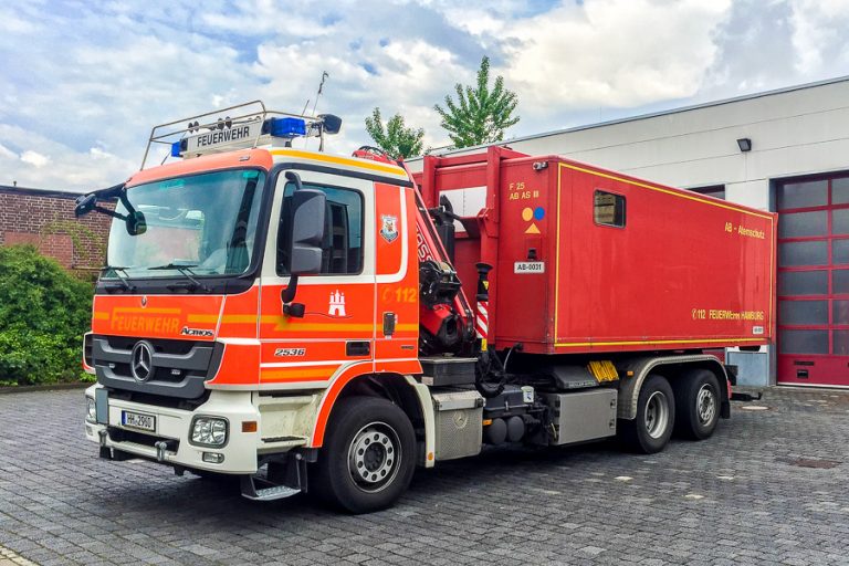 Mercedes-Benz Actros 2536 containerkøretøj fra FuRW Billstedt i Hamburg. Køretøjet er læsset med en AB-Athemschutz