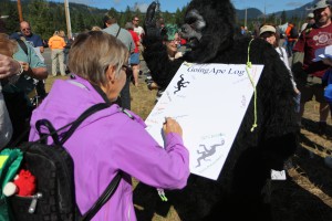 Inger signerer loggen