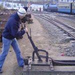 india-shimla-helping-toy-train-staff