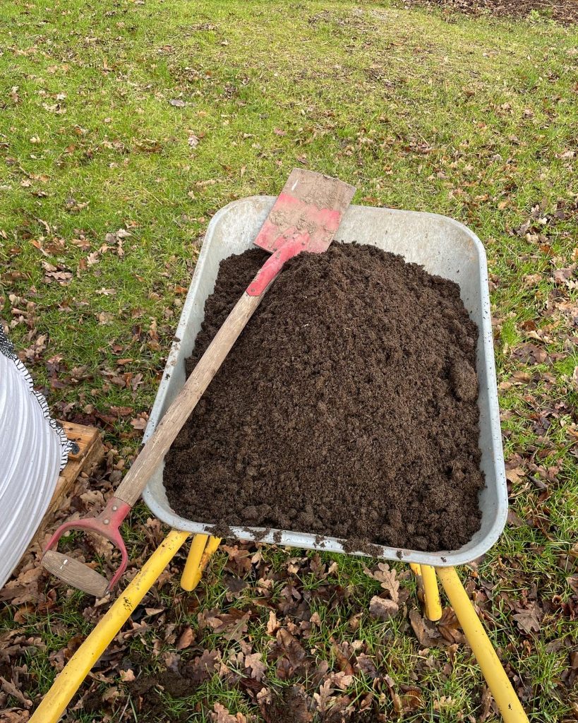 Etablering af gravefri køkkenhave: Kompost klar til at blive lagt på de gravefri bedet i køkkenhaven