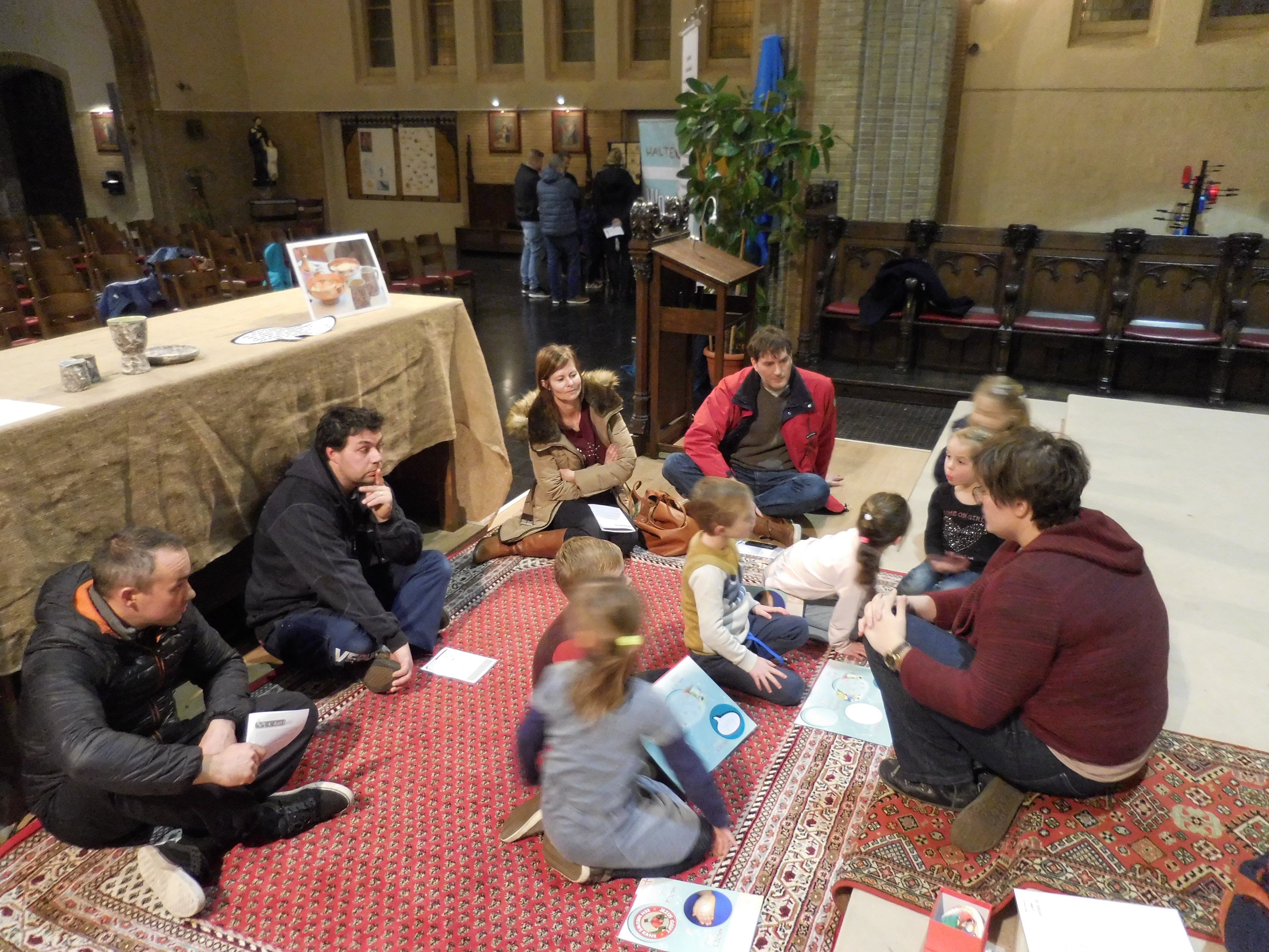 Ouders en eerste communicanten op tocht in de St.-Theresiakerk