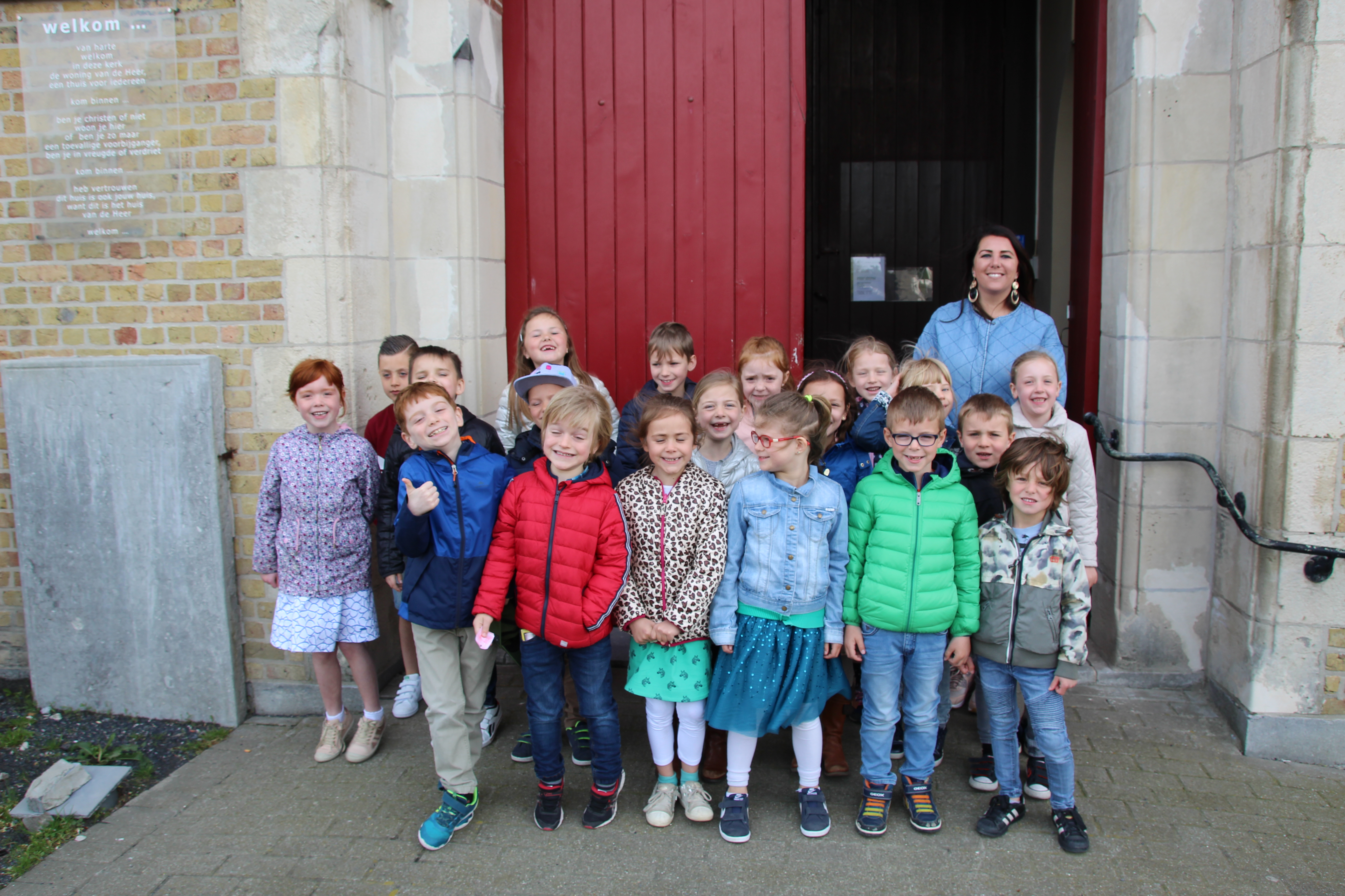 Eerste communicanten Dorpslinde brengen bezoek aan St.-Rikierskerk