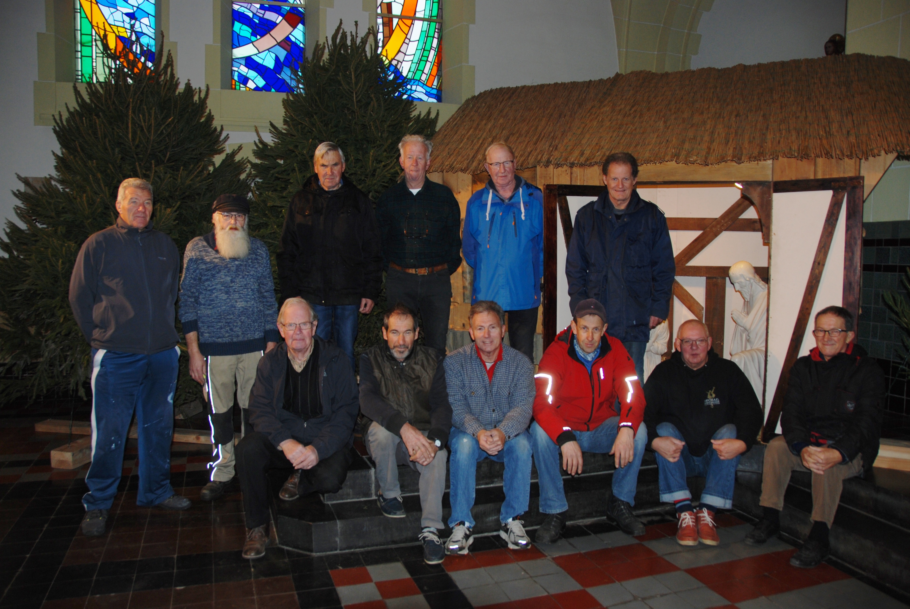 Vrijwilligers plaatsen kerstbomen en kerststal in Sint-Antoniuskerk