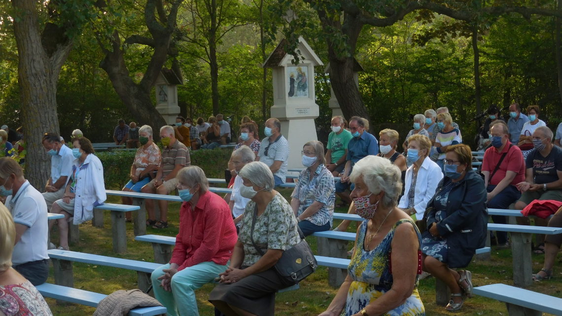 Stemmige zomervieringen in ‘groene kathedraal’