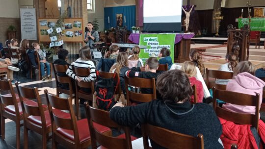 Young Spirit op bezoek bij vormelingen Bredene-Duinen