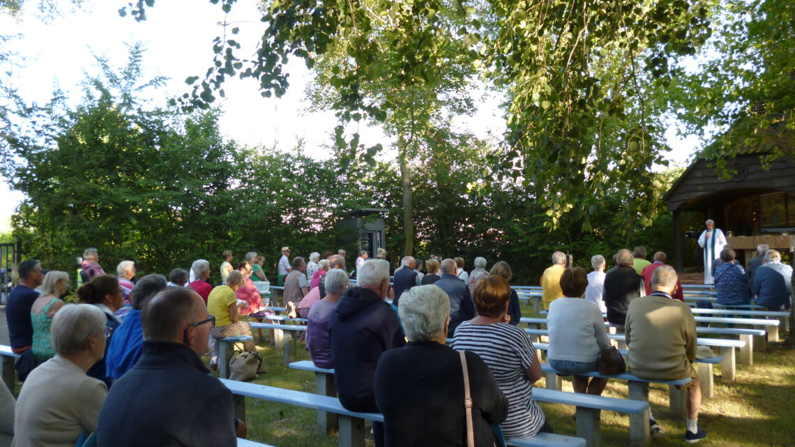 Vieren in openlucht aan de Visserskapel