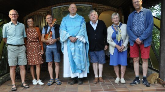 Vieringen in de Visserskapel onder een stralend blauwe hemel