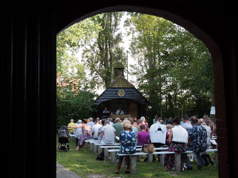 Kwakkelweer houdt gelovigen niet tegen