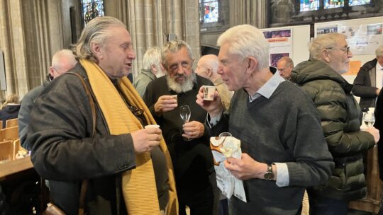 Bomvolle kerk voor afscheid van deken Antoon