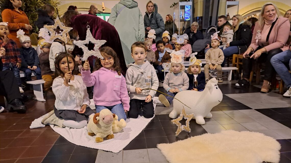 Kleuters OLVO-Vuurtoren spelen kerstverhaal in St.-Antoniuskerk