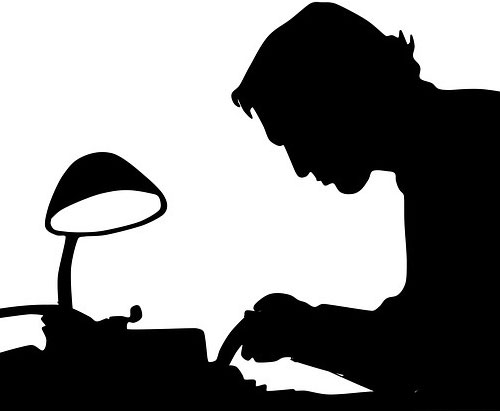 Sort/hvid grafisk gengivelse af en mand, der sidder ved et skrivebord og skriver på skrivemaskine.