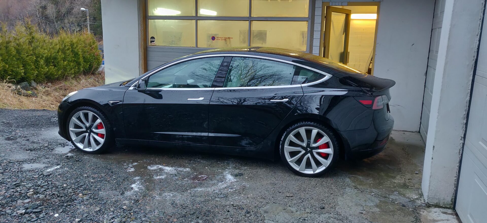 Tesla Model 3 Rusting Vanlige feil på Tesla Model 3 – Rust, bakstilling og feilkoder - brgauto.no