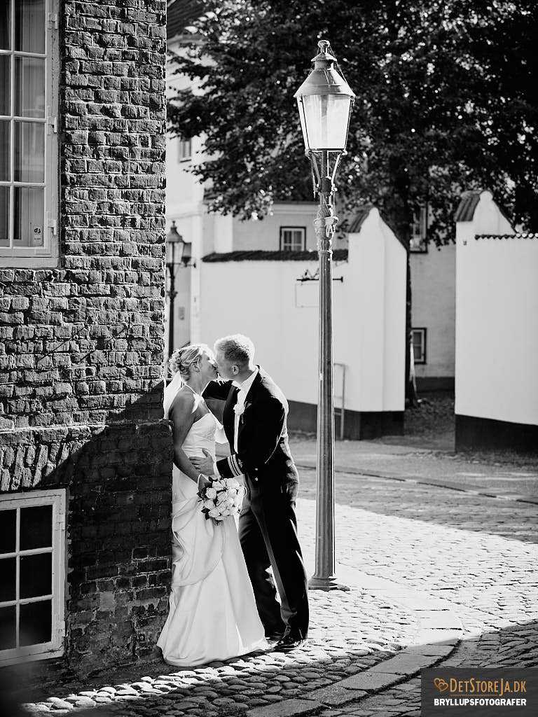 Fotograf til bryllup Aarhus-Viborg-Østjylland-Midtjylland brudepar kysser i gammel bydel