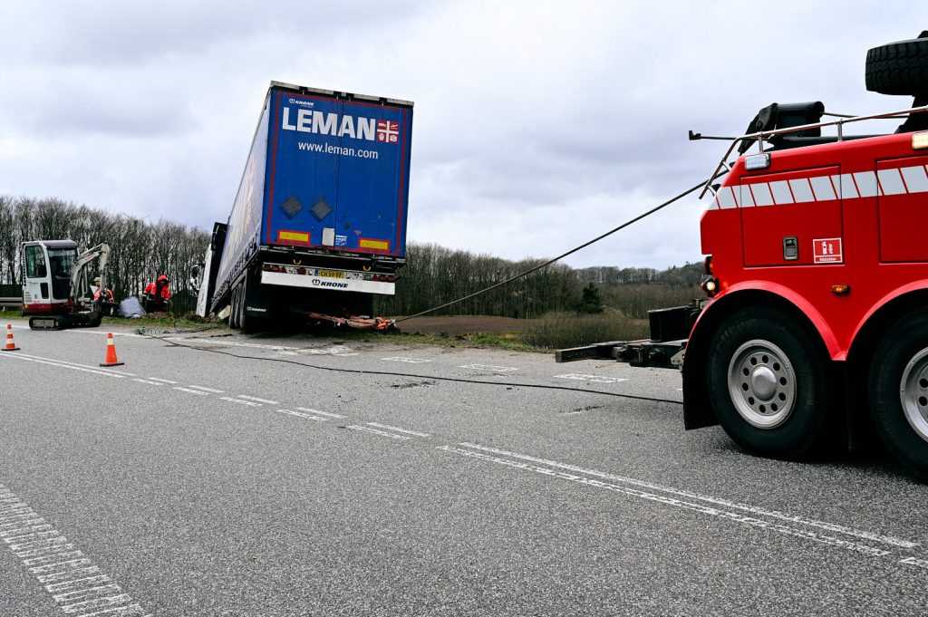 chaufførs nyseanfald sendte lastbilen gennem autoværnet