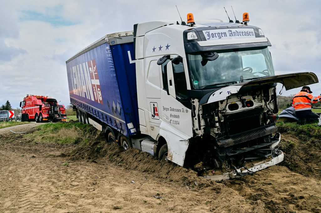 chaufførs nyseanfald sendte lastbilen gennem autoværnet