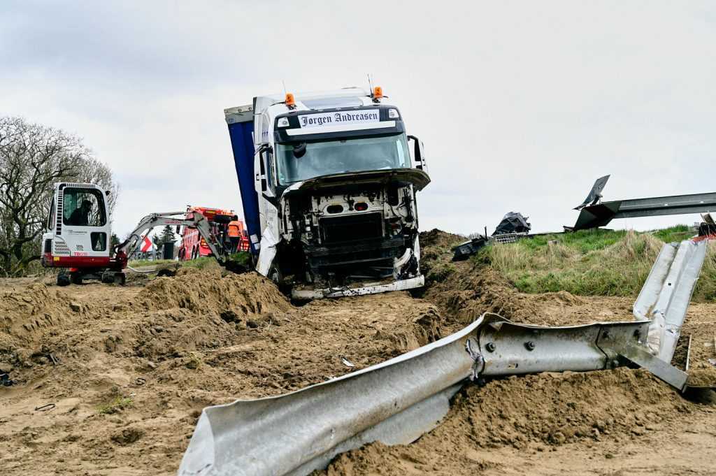 Viborg Nyheder - chaufførs nyseanfald sendte lastbilen gennem autoværnet