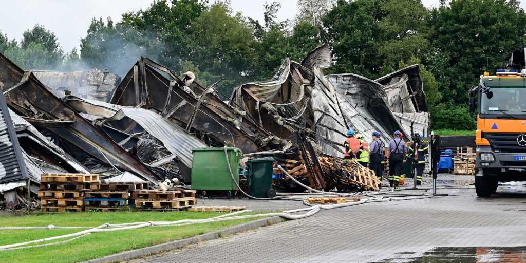 Stor industribygning i Ikast kollapset under brand