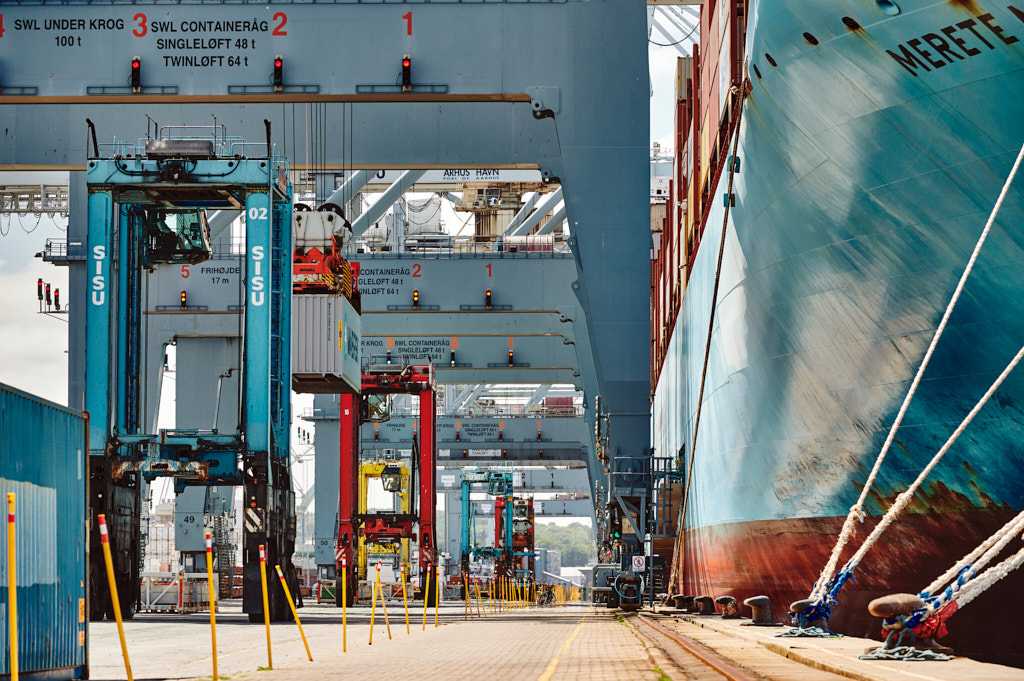 Nærbillede af containerkraner hos APM Containerterminal Aarhus