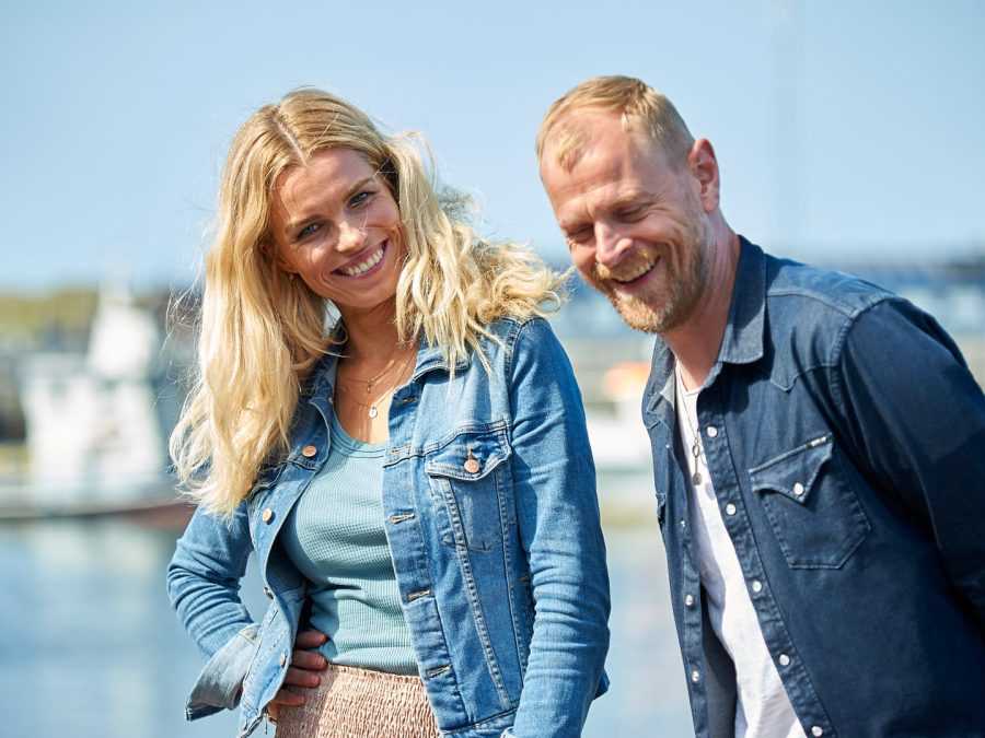 Fotograf Viborg Randers Aarhus Silkeborg, Brian Bjeldbak: Marie Bach Hansen Carsten Bjørnlund i en pause under optagelserne til TV2 krimiserien "Hvide Sande"