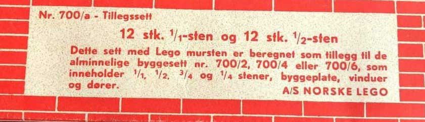 Baksiden på et av de aller første LEGO-settet laget i Norge. Dette var den minste av de, 700/a, kun inkludert tolv 2x4 klosser og 2x2 klosser. Nederst til høyre kan du se navnet før endring.