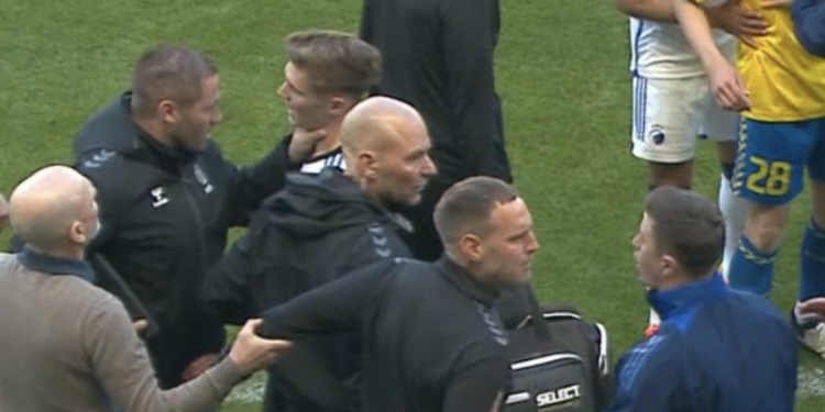 Video: Jelert falder teatralsk – Direkte rødt til Retov