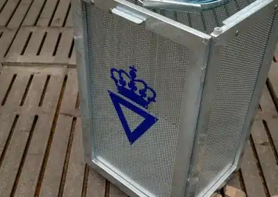 affaldsbeholder med logo