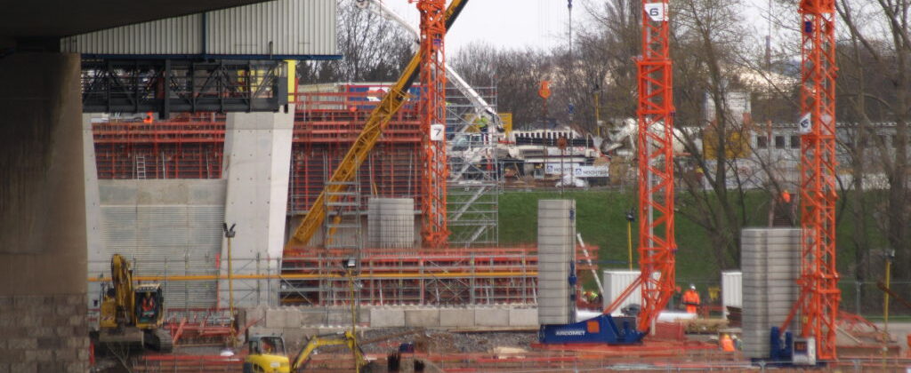 Neubau der A40 Rheinbrücke in Duisburg Neuenkamp Blickrichtung rechte Rheinseite