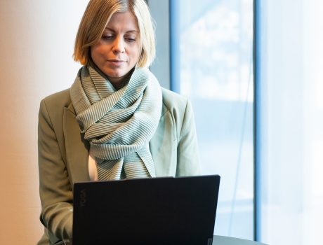 Frida Nordeman sitter och skriver på datorn.