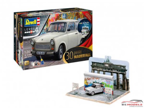 REV07619 Trabant 601 "30th anniversary fall of the Berlin wall" Plastic Kit