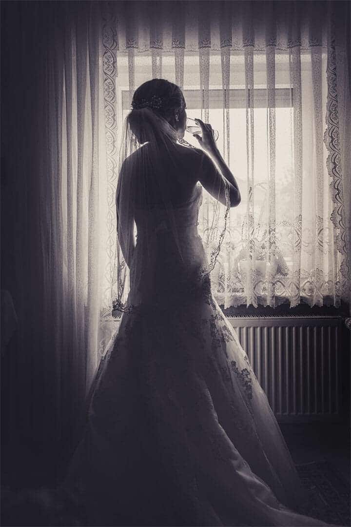 Braut mit Sektglas wartet auf den Bräutigam, Hochzeitsfotograf, Hochzeitsfotogtrafie, Regensburg, Neunburg, Weiden, Schwandorf, Oberpfalz, München, Bayern