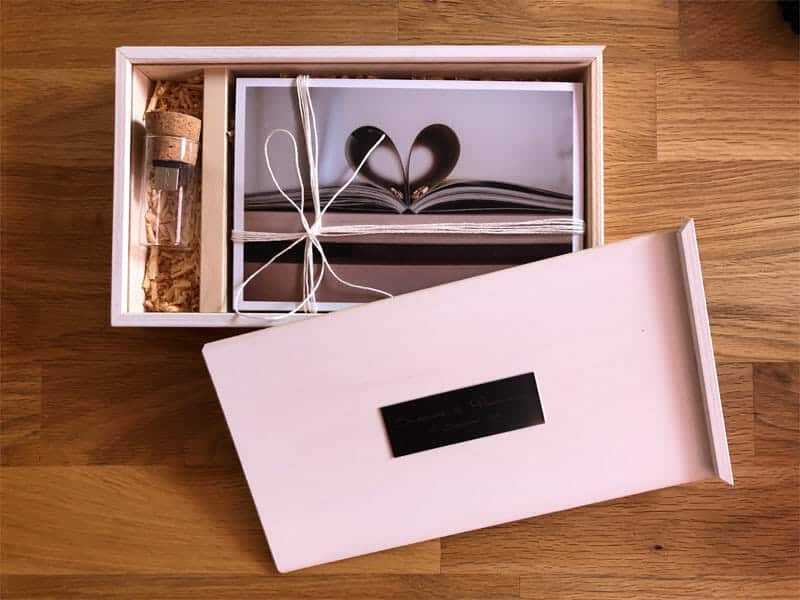 Holzbox zur Übergabe der Hochzeitsreportage Photobooth Hochzeitsfotografie