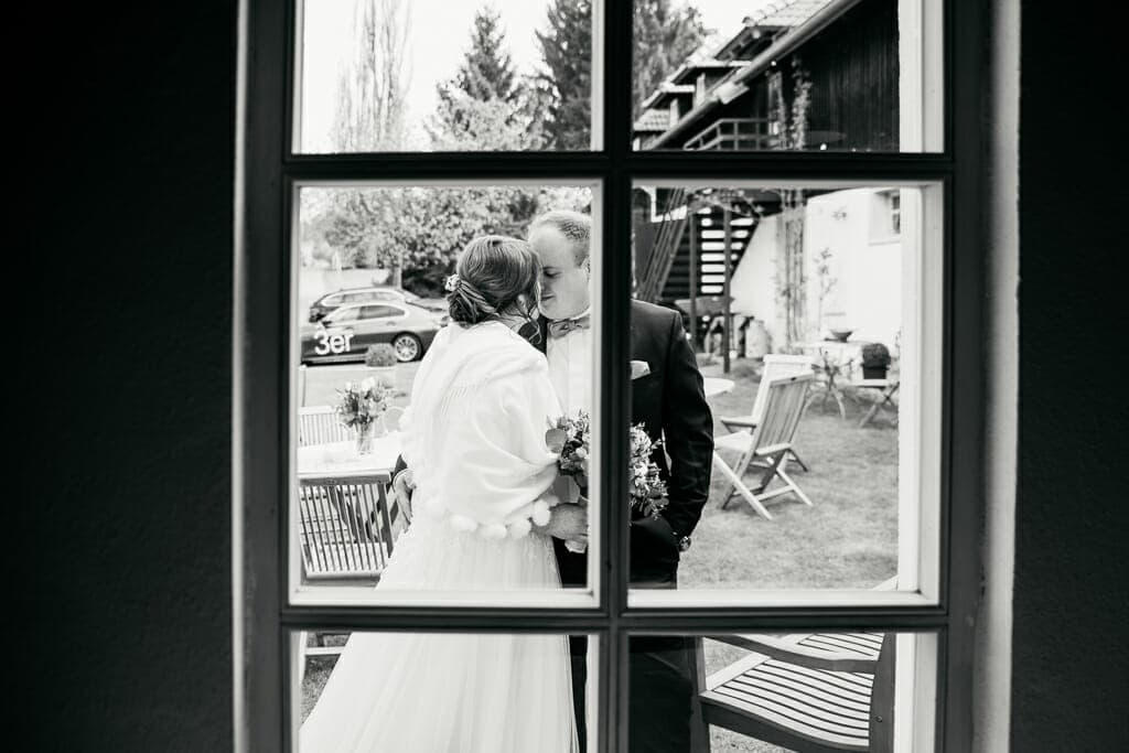 Brautpaar hinter Sprossenfenster Hochzeitspaar, Brautpaar auf der Tanzfläche,Hochzeitsfotograf, Hochzeitsfotografie, Regensburg, Neunburg, Weiden, Schwandorf, Oberpfalz, München, Bayern