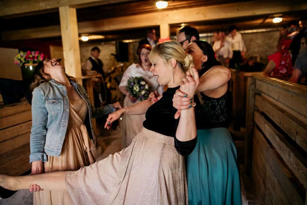 Brautstehlen Brautstehlen, Hochzeitspaar, Brautpaar auf der Tanzfläche,Hochzeitsfotograf, Hochzeitsfotografie, Regensburg, Neunburg, Weiden, Schwandorf, Oberpfalz, München, Bayern