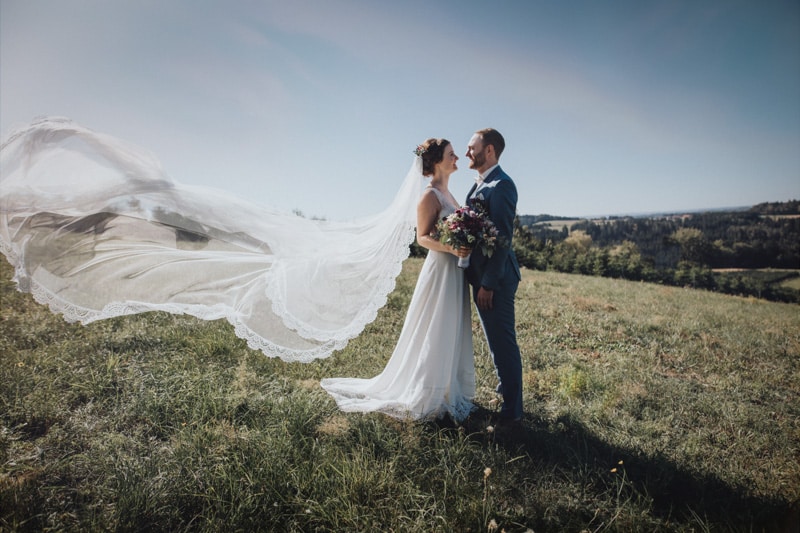 Hochzeitspaar auf einer grünen Wiese