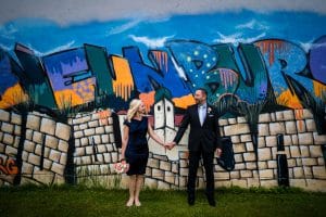 Brautpaar in Neunburg vorm Wald vor dem Graffiti