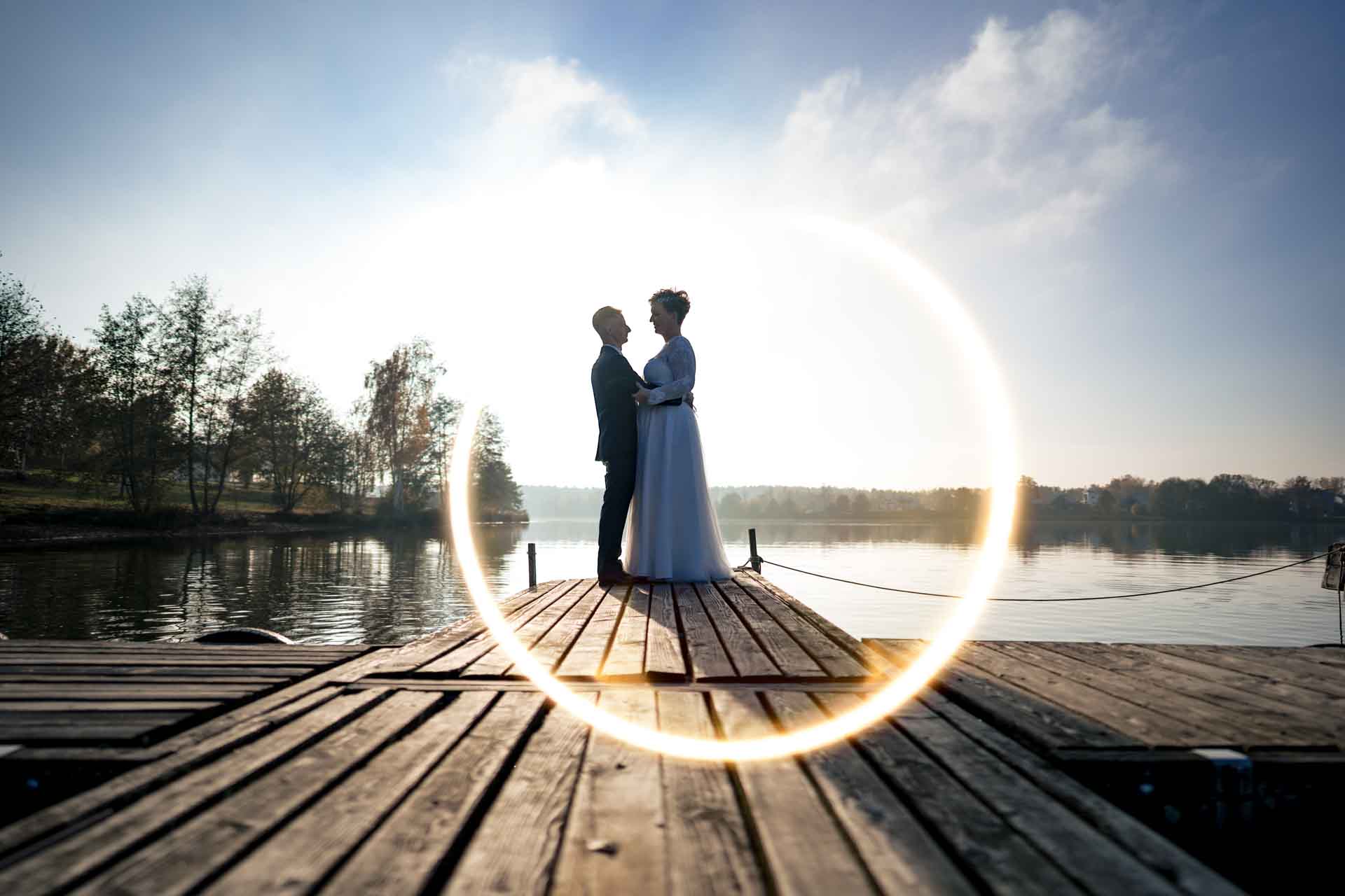 Braut auf Steg mit Sunflares Brautpaar auf Steg bei Sonnenuntergang am Murner See Landkreis Schwandorf