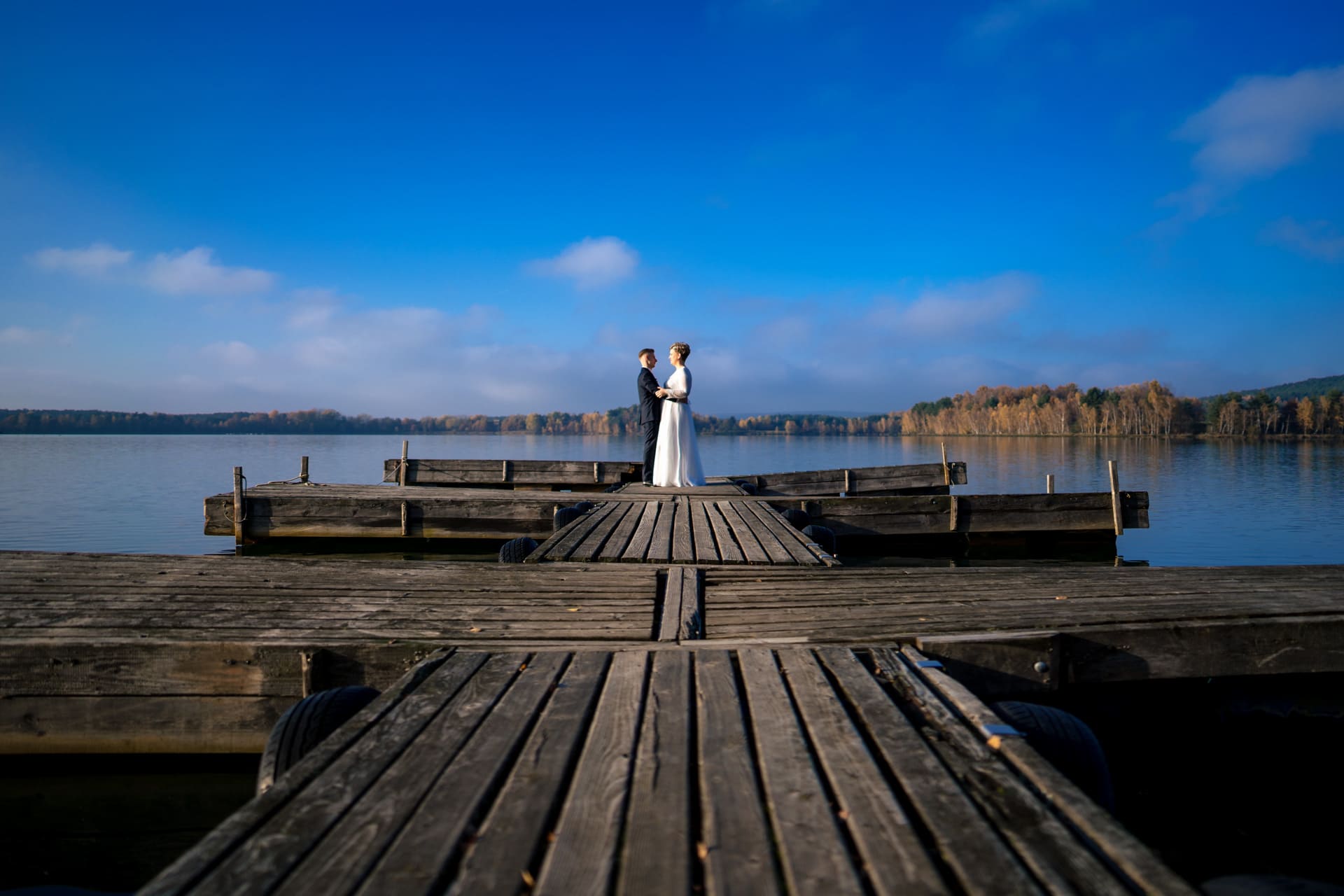 Hochzeitspaar auf dem Steg im Murnersee bei Schwandorf