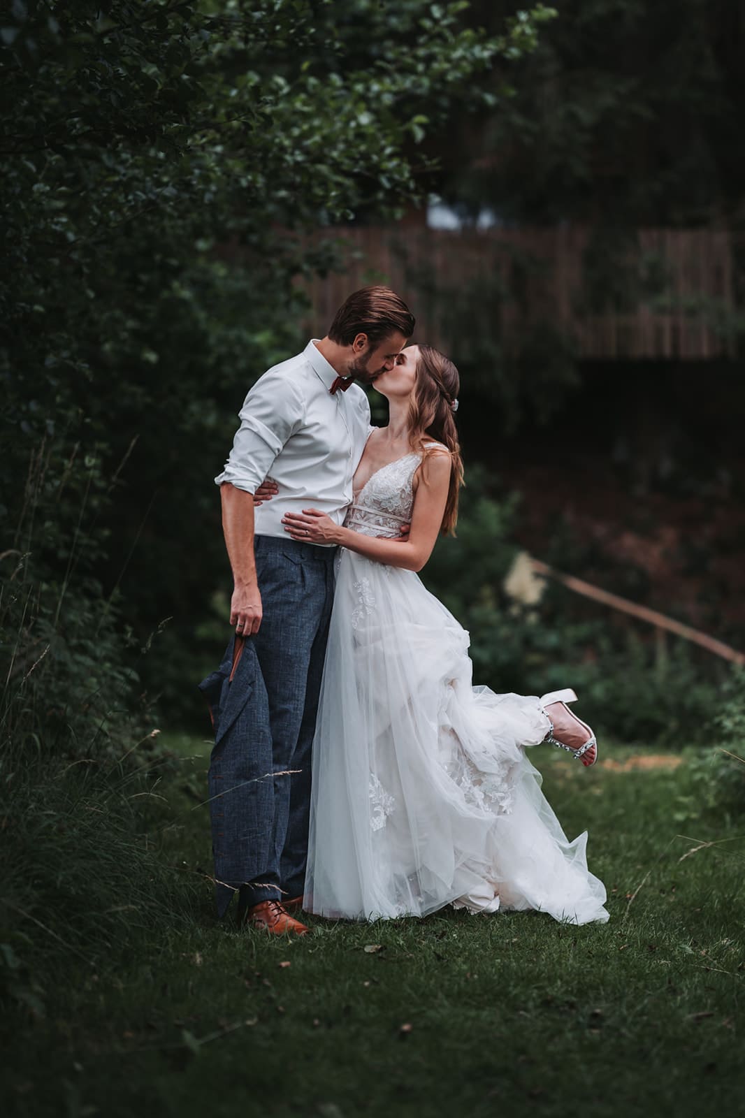 Hochzeitspaar Sich küssendes Hochzeitspaar beim Tanz