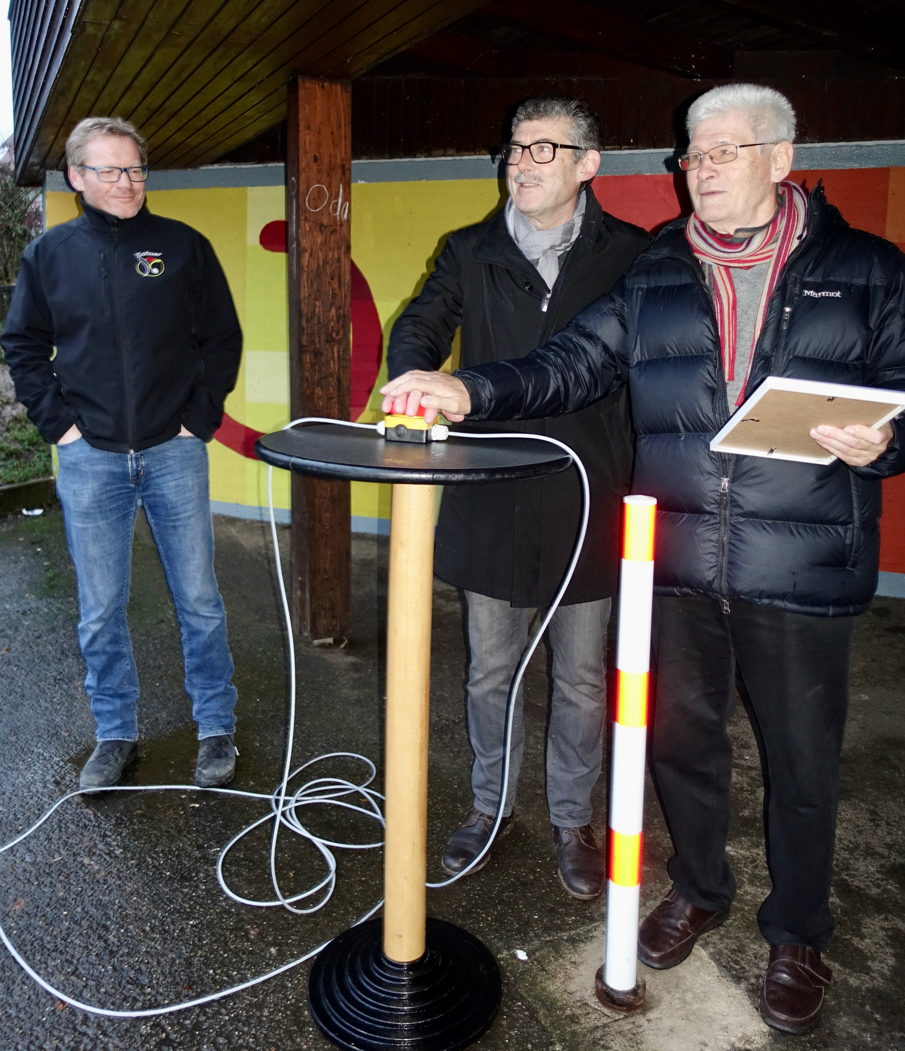 Bürgermeister Schaffer und Dr. Jörg Abthoff drücken gemeinsam den Startknopf für die LED-Straßenbeleuchtung