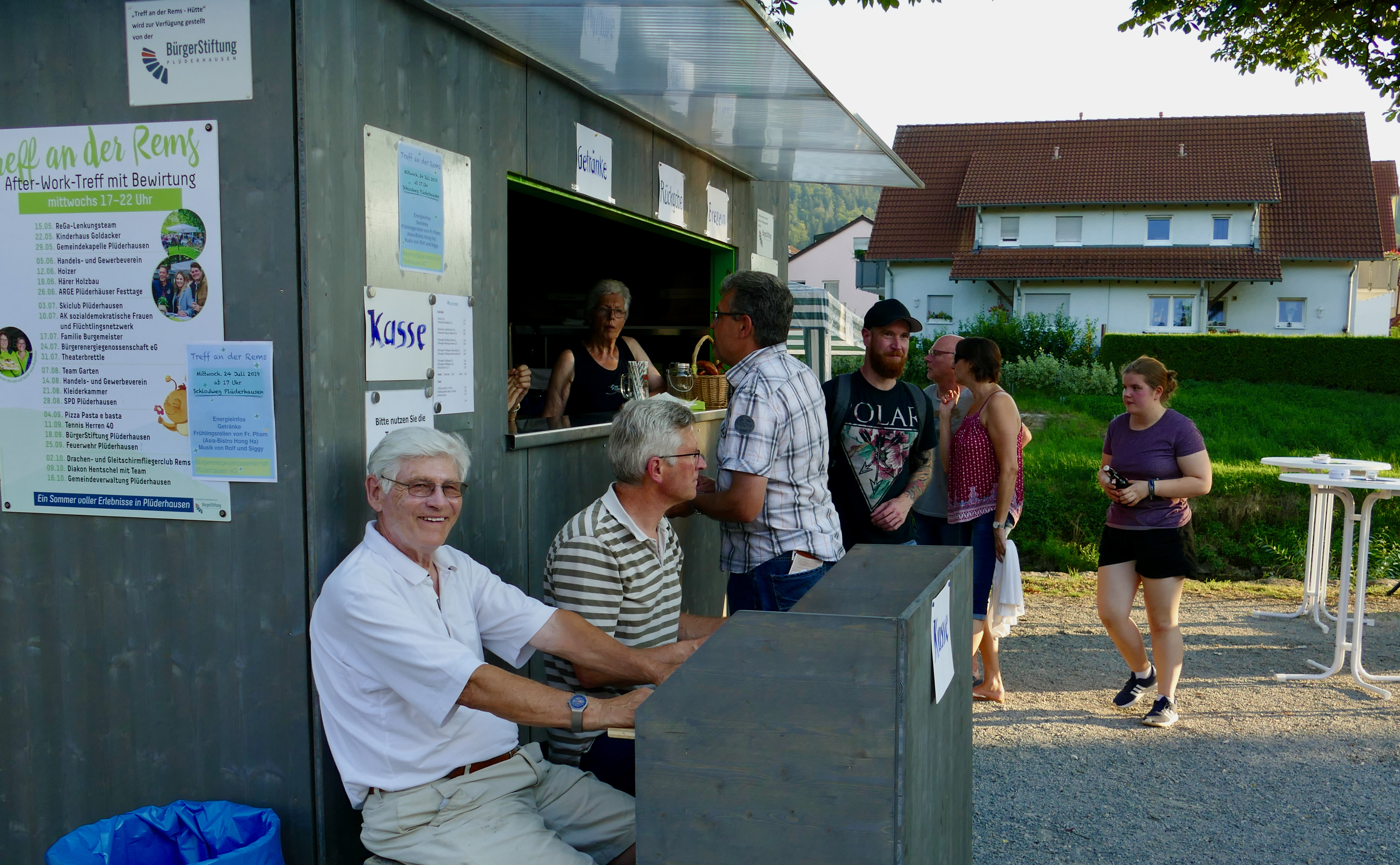 Vertreter des Vorstands, Dr. Jörg Abthoff und Bernhard Mang an der Kasse