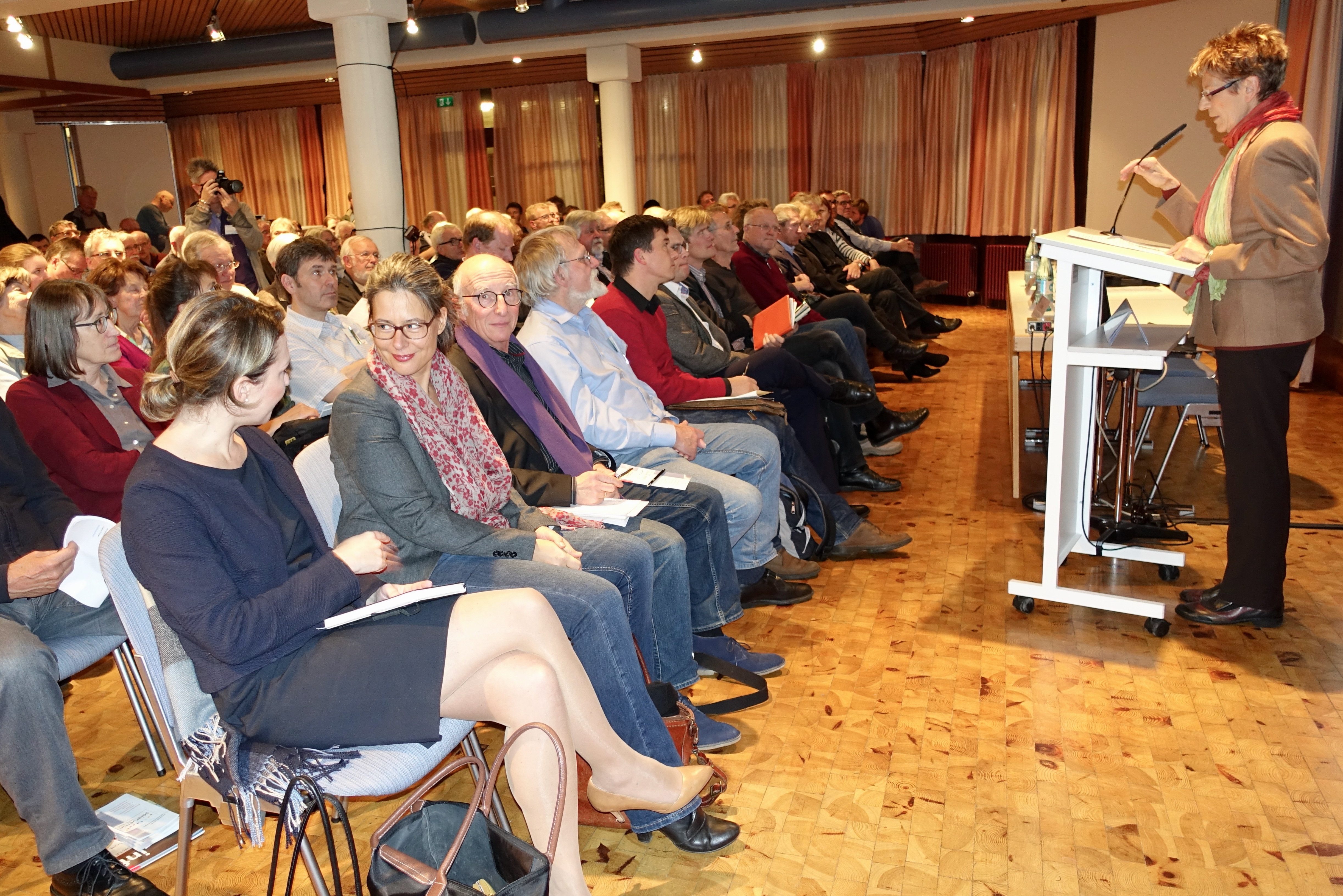 Hanne Barth vom Solarverein Rems-Murr begrüßt die gut besuchte Veranstaltung.