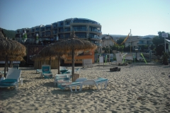 widok z plaży na nasz ośrodek Vega Village