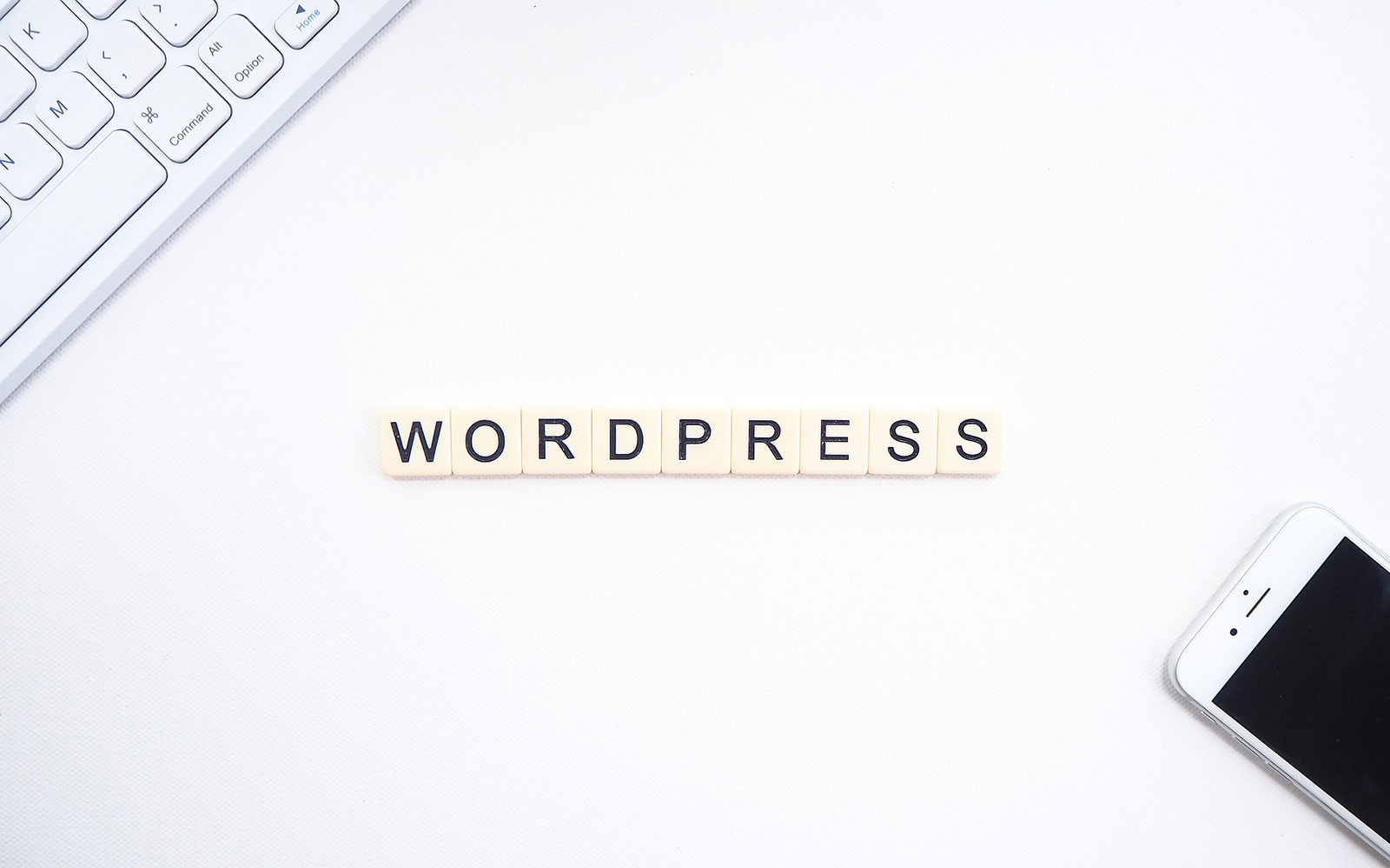 Hold-WordPress-websted-opdateret-blog Ikon af hjemmeside på computer, tablet og telefon