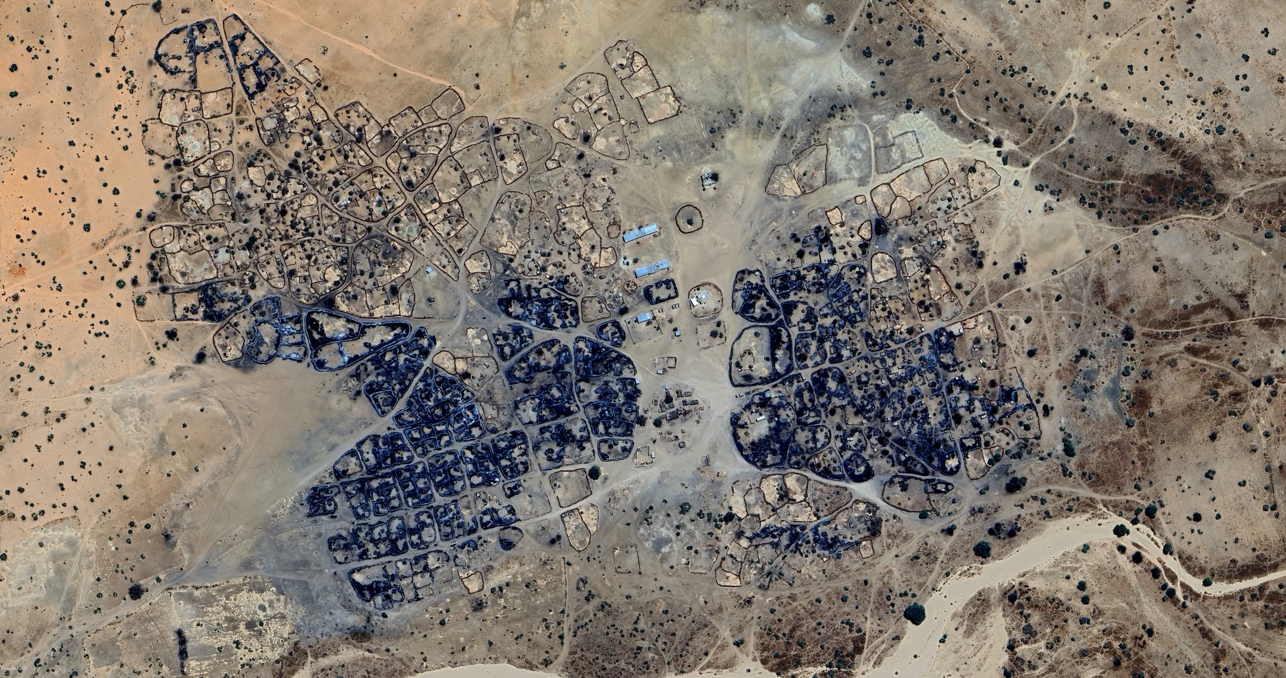 Nedbrent by nordøst for Nyala, Darfur.