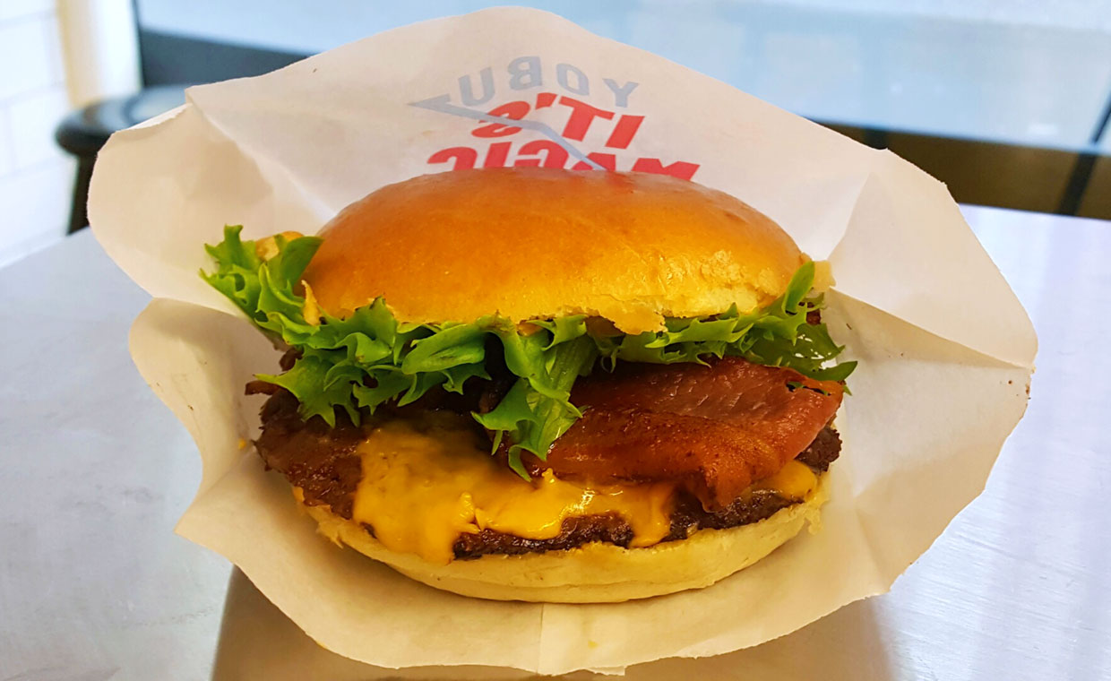 Foto: Bacon- och cheeseburgare från Yoburger.