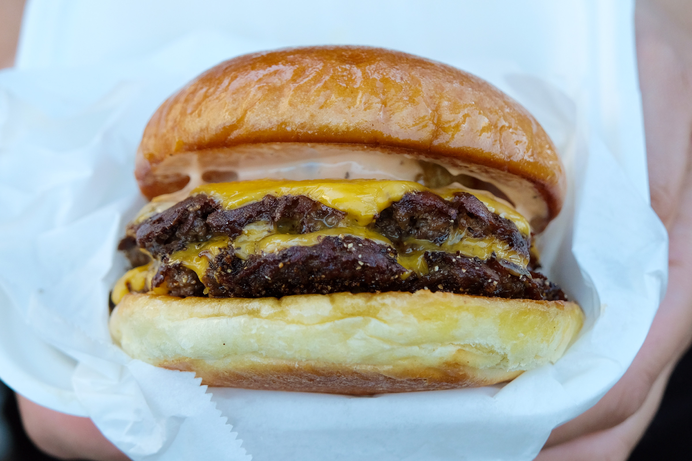 Foto: Dubbel Cheezy Moe från Moe’s Burger.